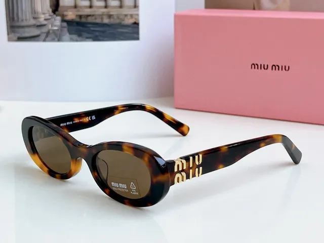 Miu Miu Wander Lunettes de Soleil Acétate Noire Ovale 8