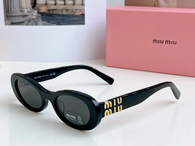 Miu Miu Wander Lunettes de Soleil Acétate Noire Ovale 9