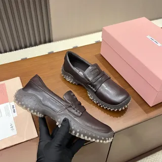 Miu Miu Wander 棕白 铆钉橡胶鞋底 方头乐福鞋