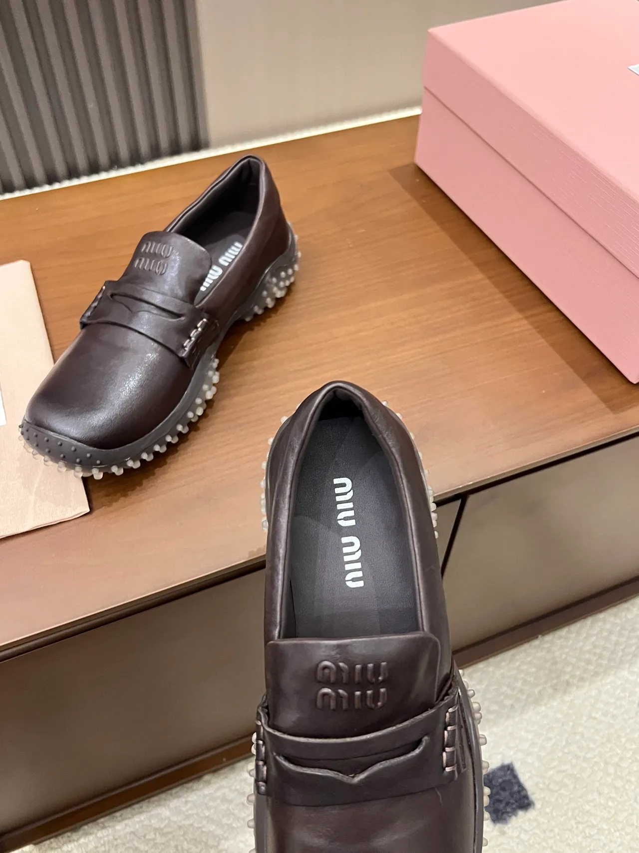 Miu Miu Wander 棕白 铆钉橡胶鞋底 方头乐福鞋 2