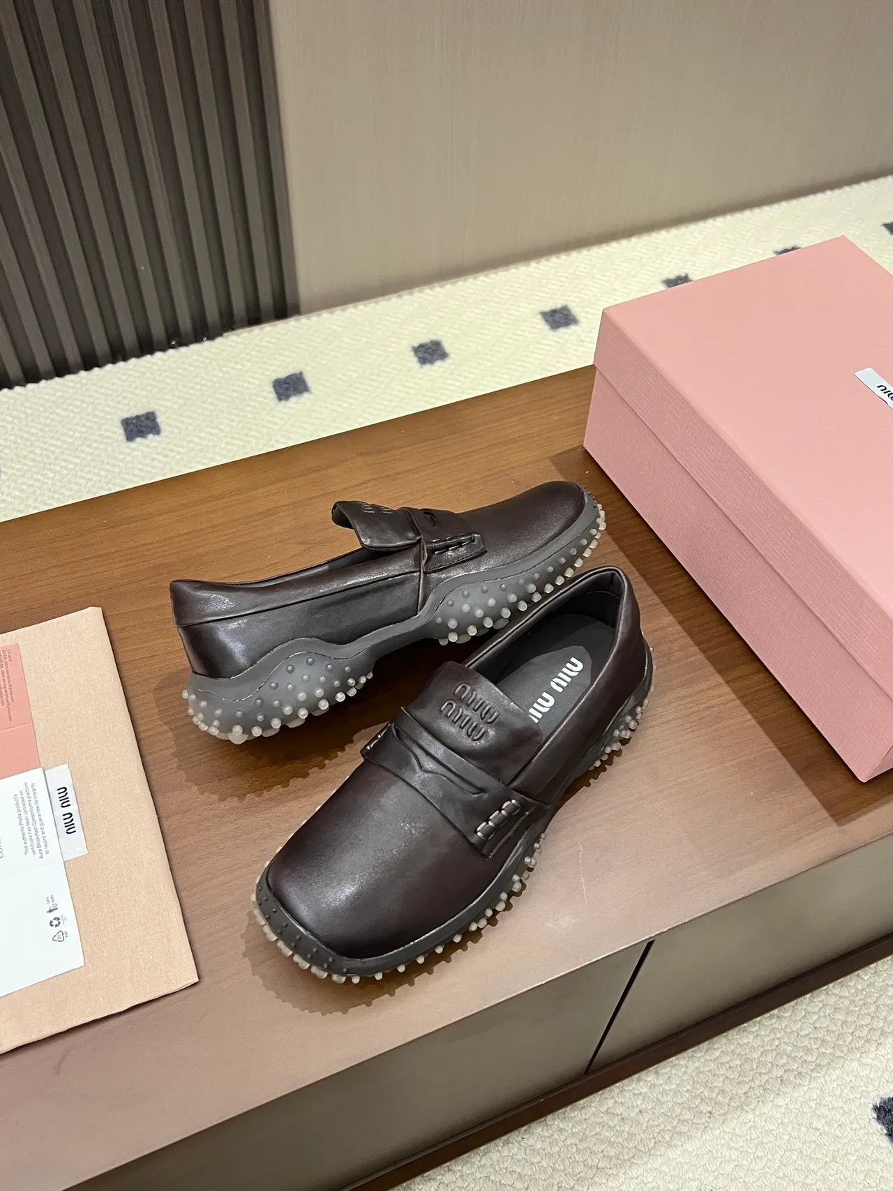 Miu Miu Wander 棕白 铆钉橡胶鞋底 方头乐福鞋 3
