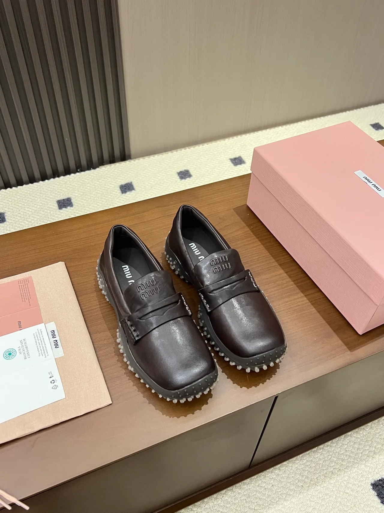 Miu Miu Wander 棕白 铆钉橡胶鞋底 方头乐福鞋 4