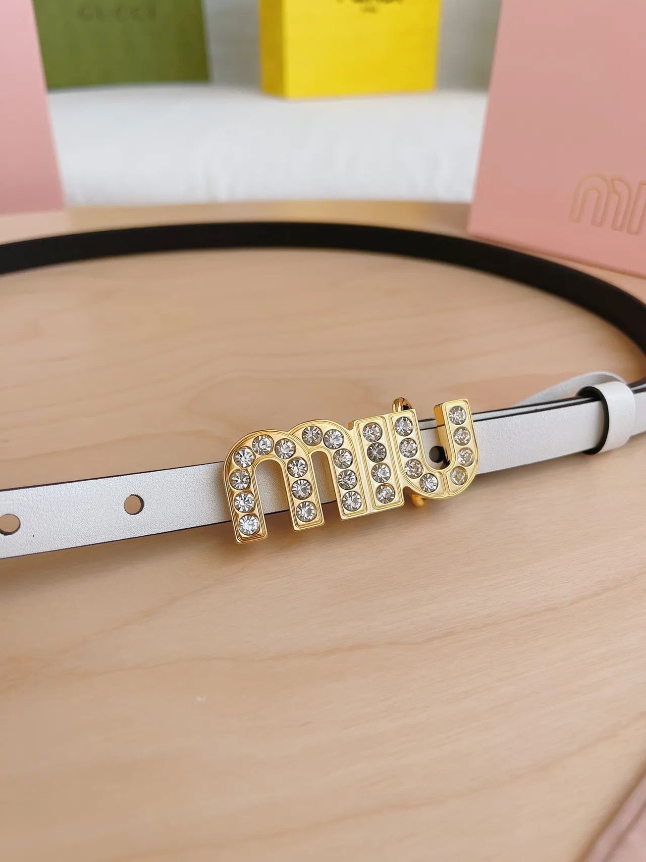 Miu Miu Wander Crystal Logo सफेद और काला चमड़े की बेल्ट 2