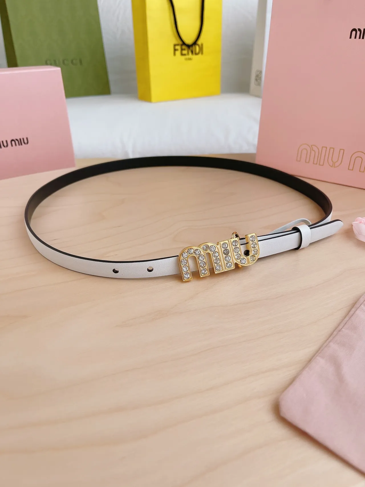 Miu Miu Wander Crystal Logo सफेद और काला चमड़े की बेल्ट 3