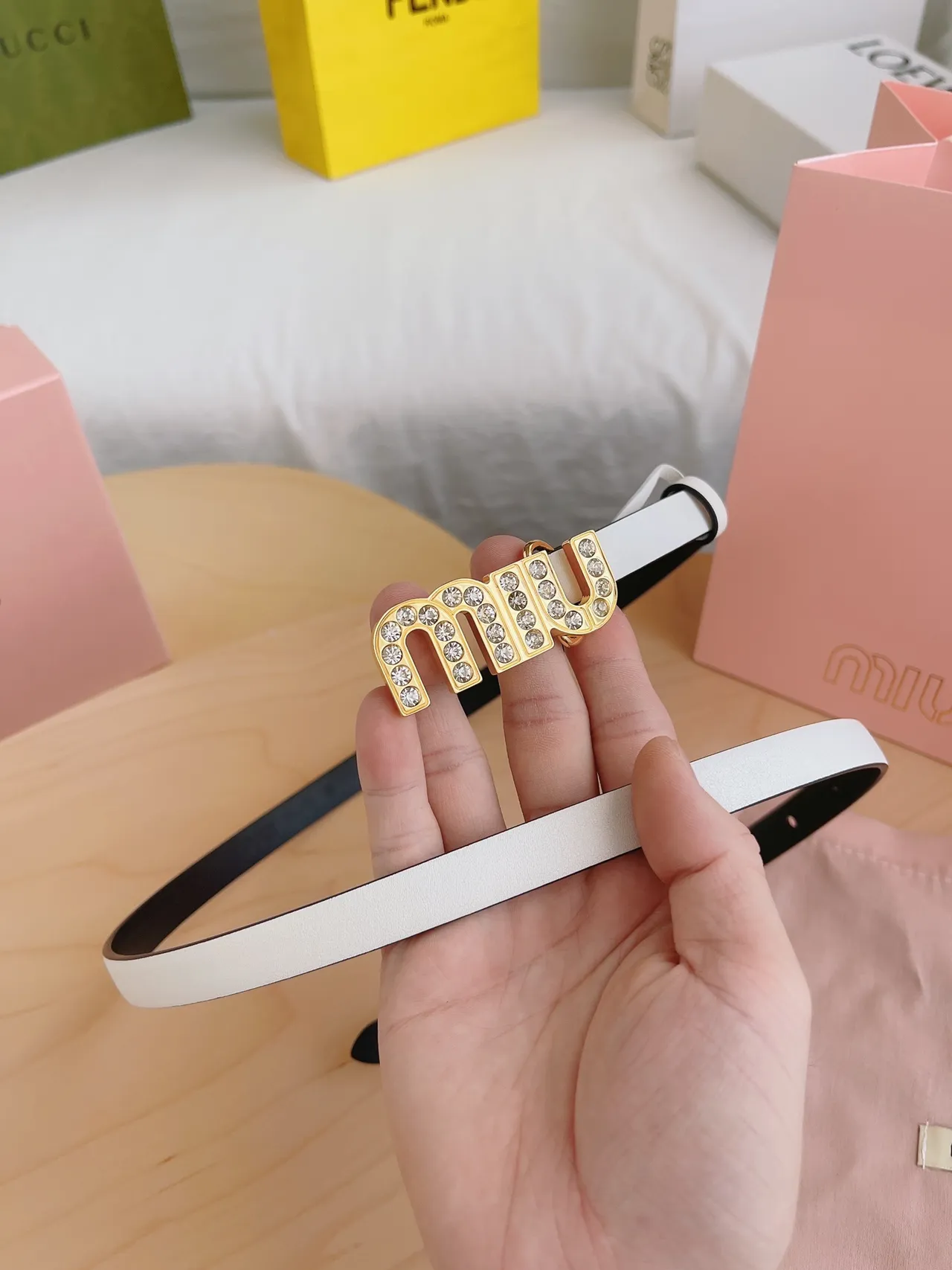 Miu Miu Wander Crystal Logo सफेद और काला चमड़े की बेल्ट 4