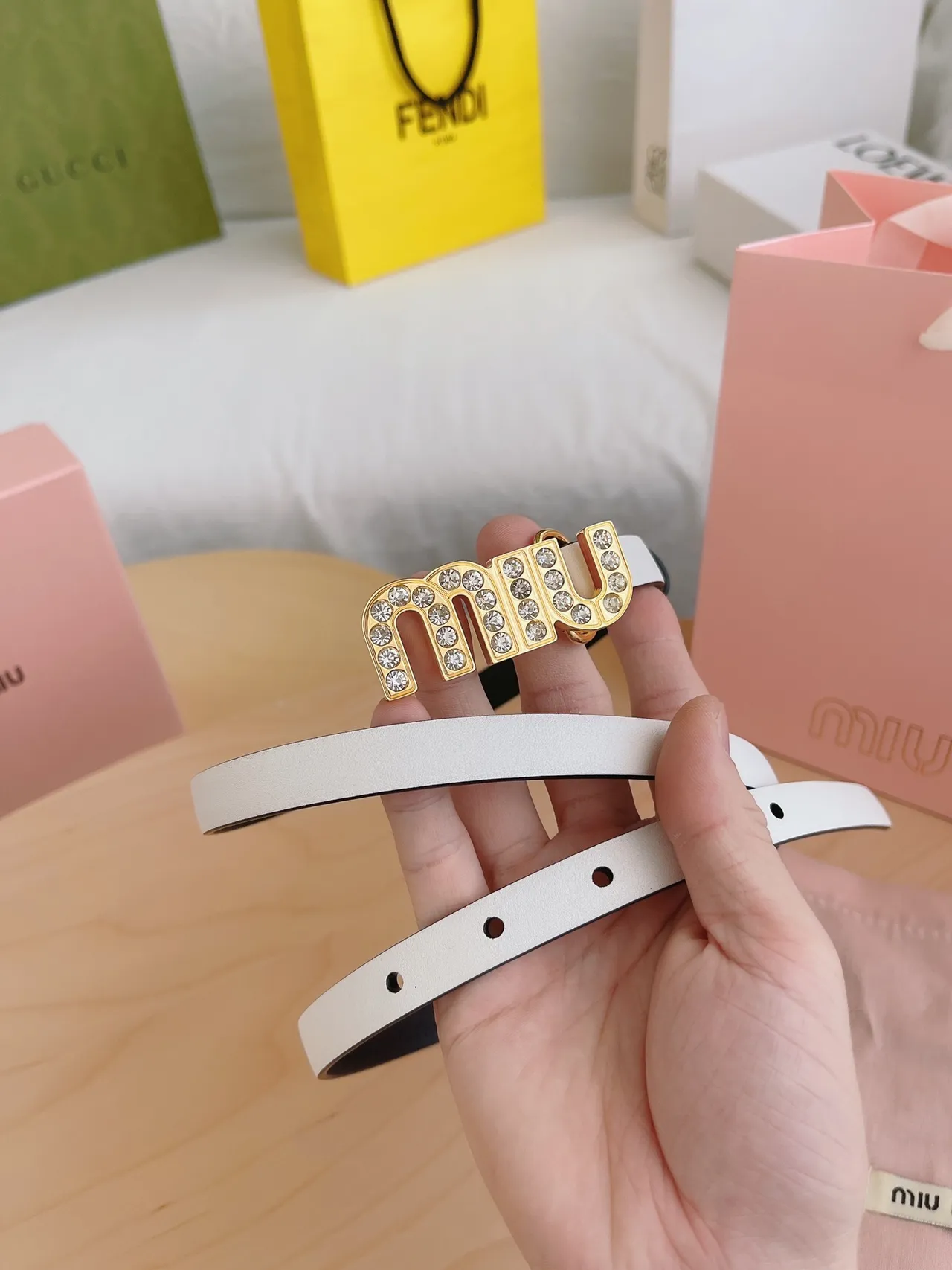 Miu Miu Wander Crystal Logo सफेद और काला चमड़े की बेल्ट 5