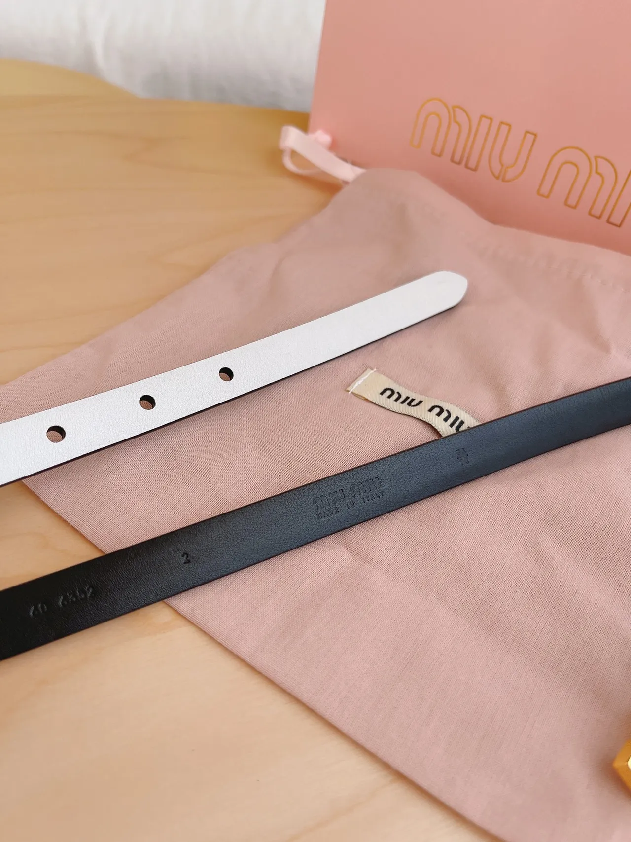 Miu Miu Wander Crystal Logo सफेद और काला चमड़े की बेल्ट 6
