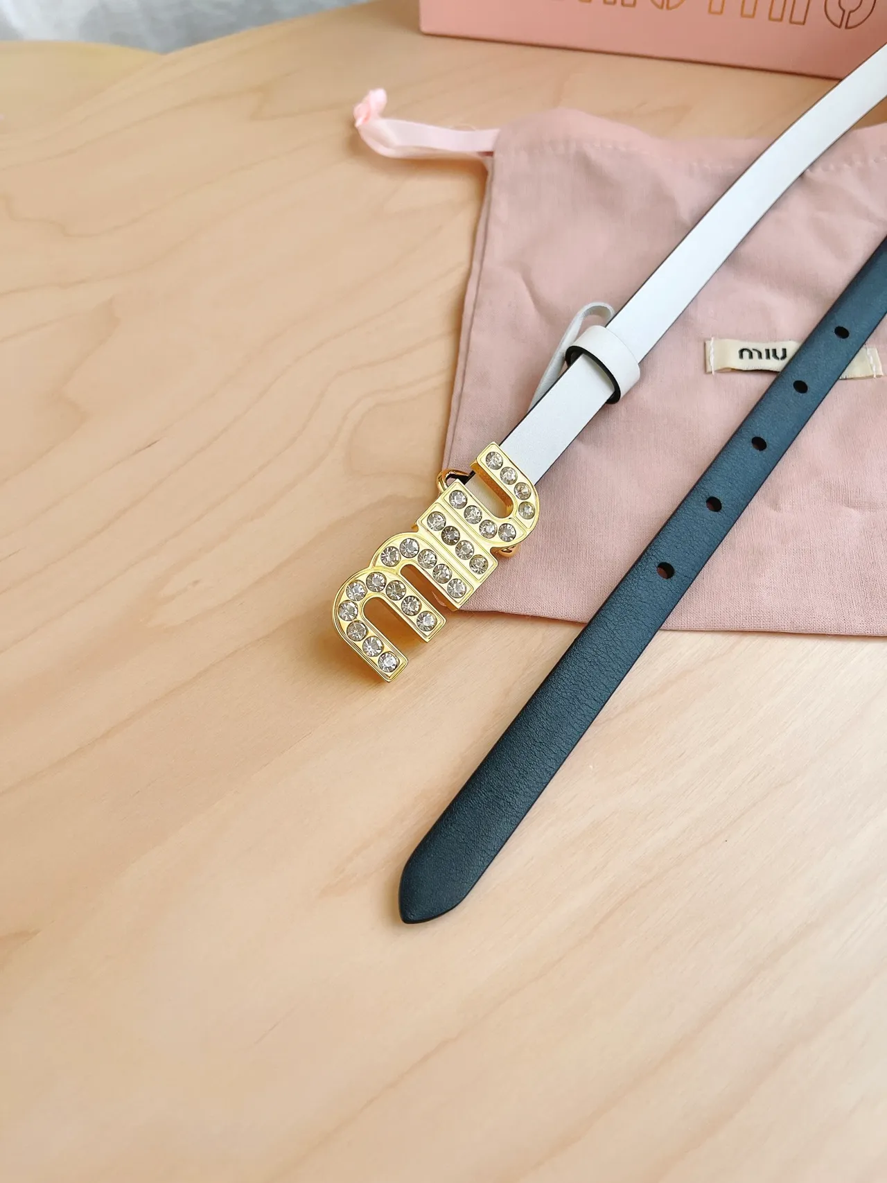 Miu Miu Wander Crystal Logo सफेद और काला चमड़े की बेल्ट 7