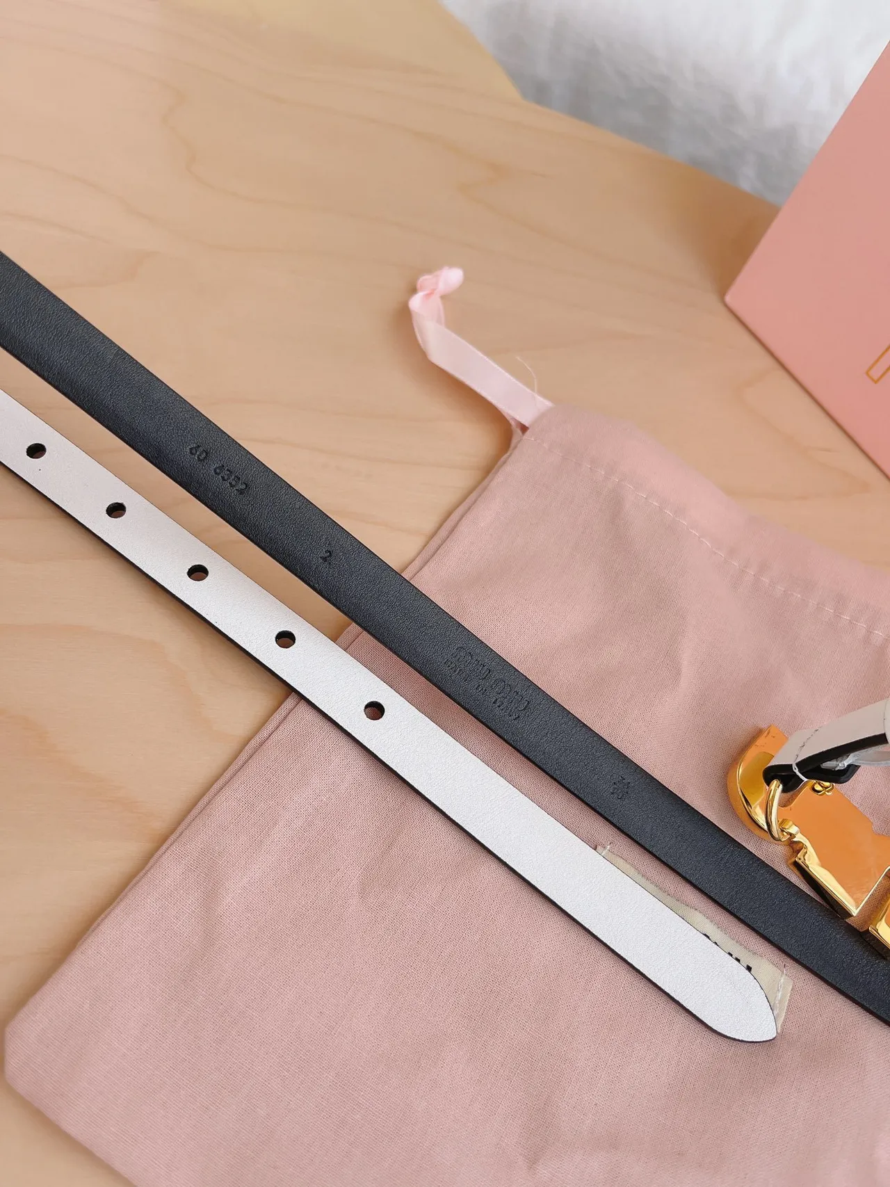 Miu Miu Wander Crystal Logo सफेद और काला चमड़े की बेल्ट 8