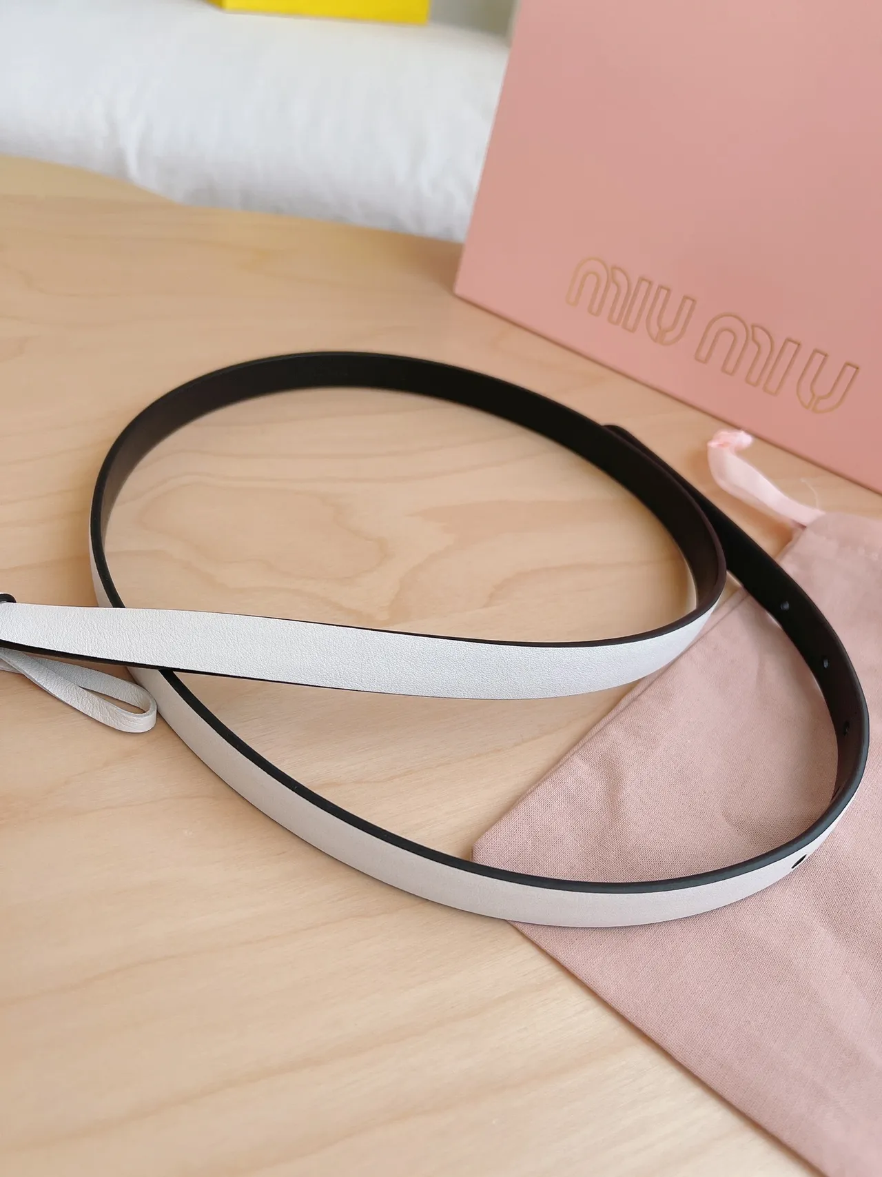 Miu Miu Wander Crystal Logo सफेद और काला चमड़े की बेल्ट 9