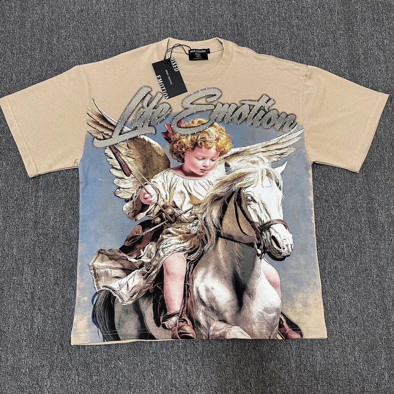 Camiseta gráfica Mixed Emotion con pedrería de querubín a caballo 2