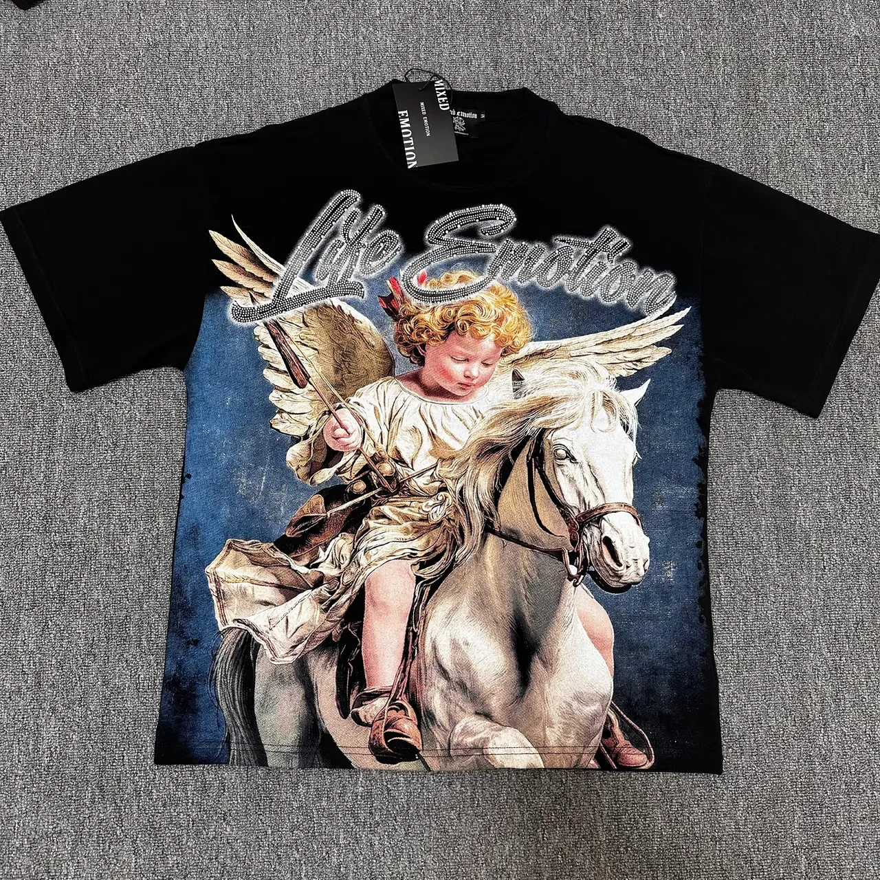 Camiseta gráfica Mixed Emotion con pedrería de querubín a caballo 3