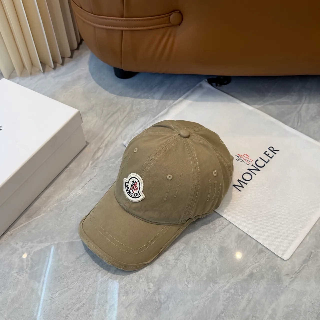 Moncler বেইজ সাদা ডিস্ট্রেসড ওয়াশ এমব্রয়ডারি লোগো বেসবল ক্যাপ 4