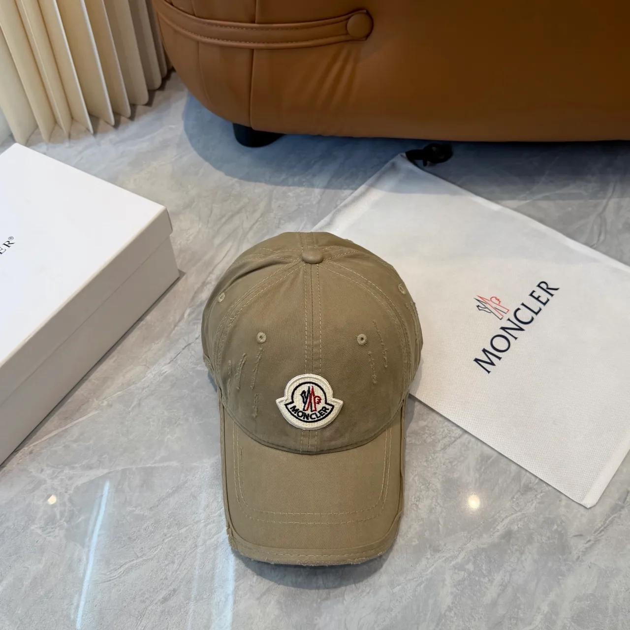 Moncler বেইজ সাদা ডিস্ট্রেসড ওয়াশ এমব্রয়ডারি লোগো বেসবল ক্যাপ 5
