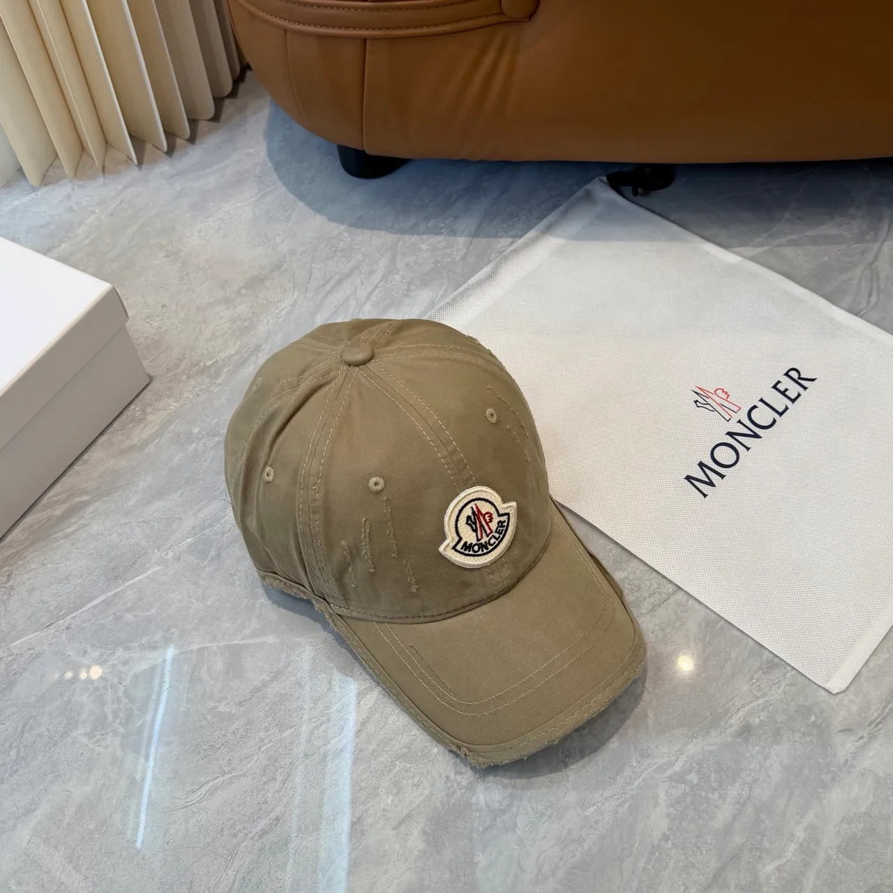 Moncler বেইজ সাদা ডিস্ট্রেসড ওয়াশ এমব্রয়ডারি লোগো বেসবল ক্যাপ 6