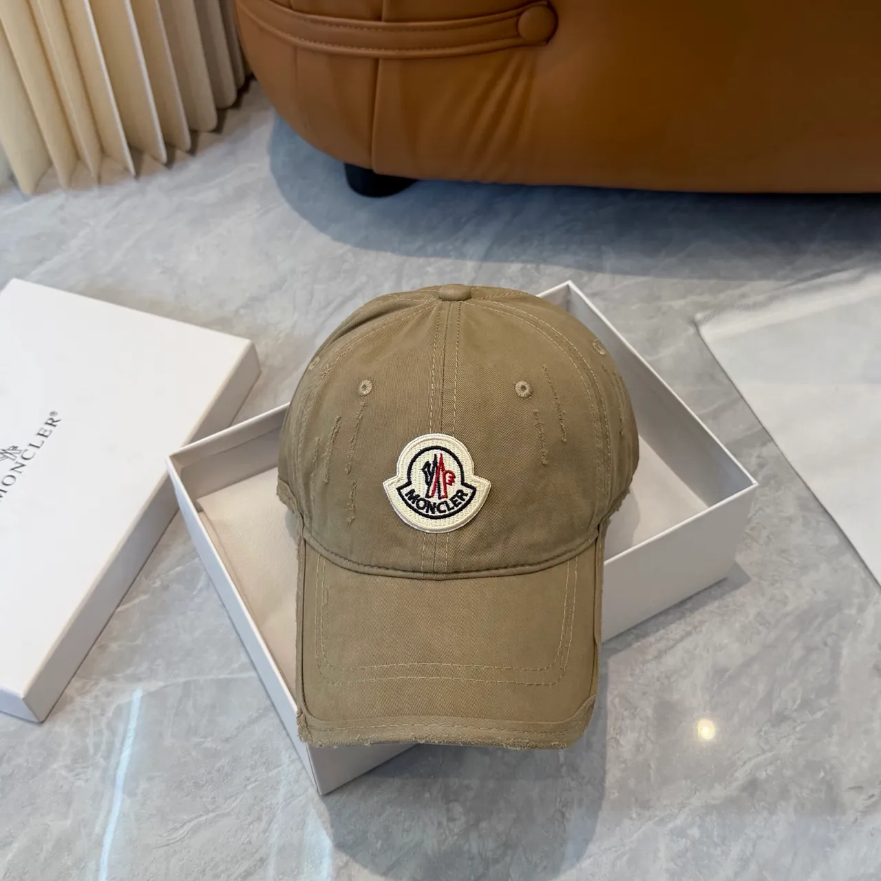 Moncler বেইজ সাদা ডিস্ট্রেসড ওয়াশ এমব্রয়ডারি লোগো বেসবল ক্যাপ 9