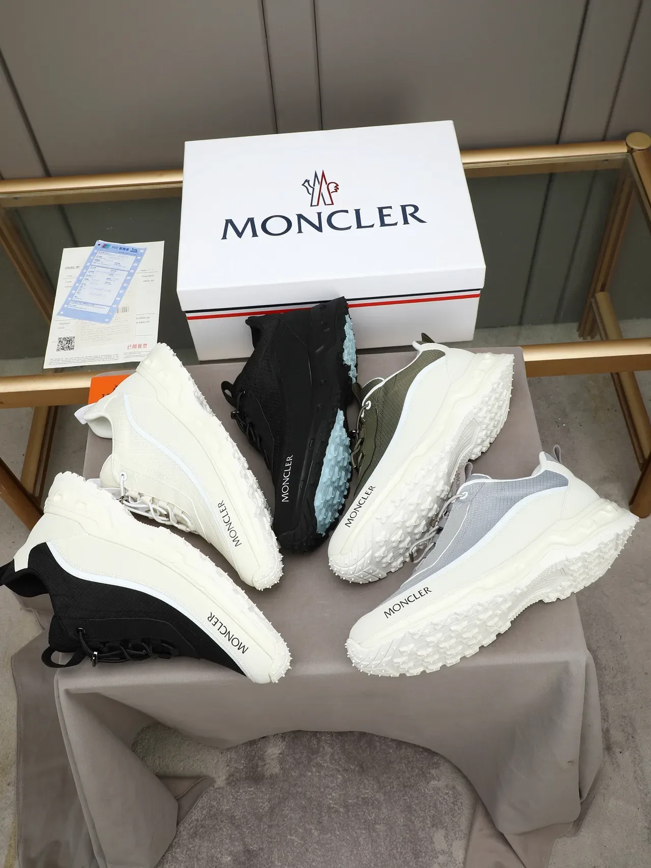 Moncler Lifestyle Sneaker Noir et Blanc Semelle Épaisse 2