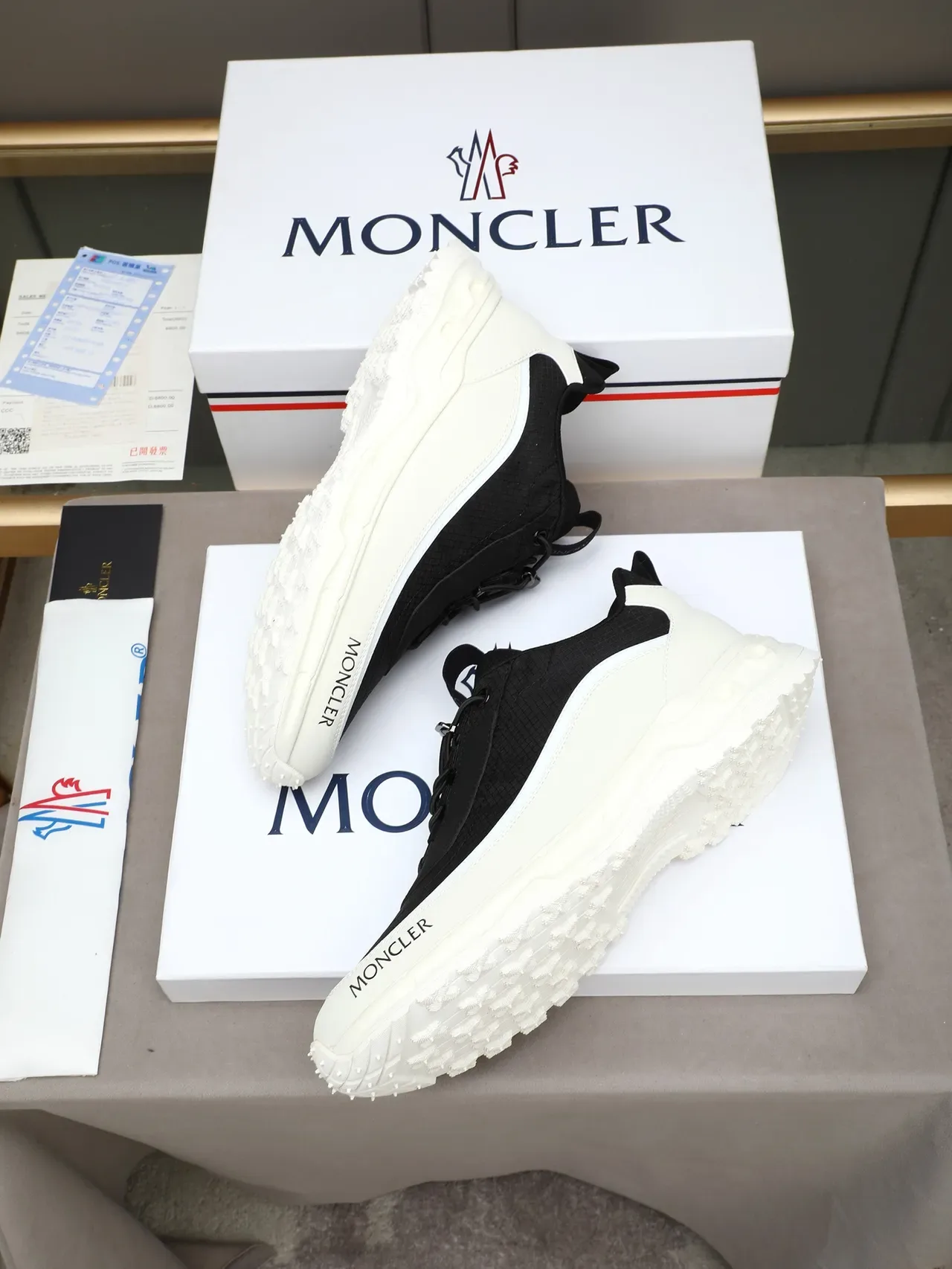 Moncler Lifestyle Sneaker Noir et Blanc Semelle Épaisse 3