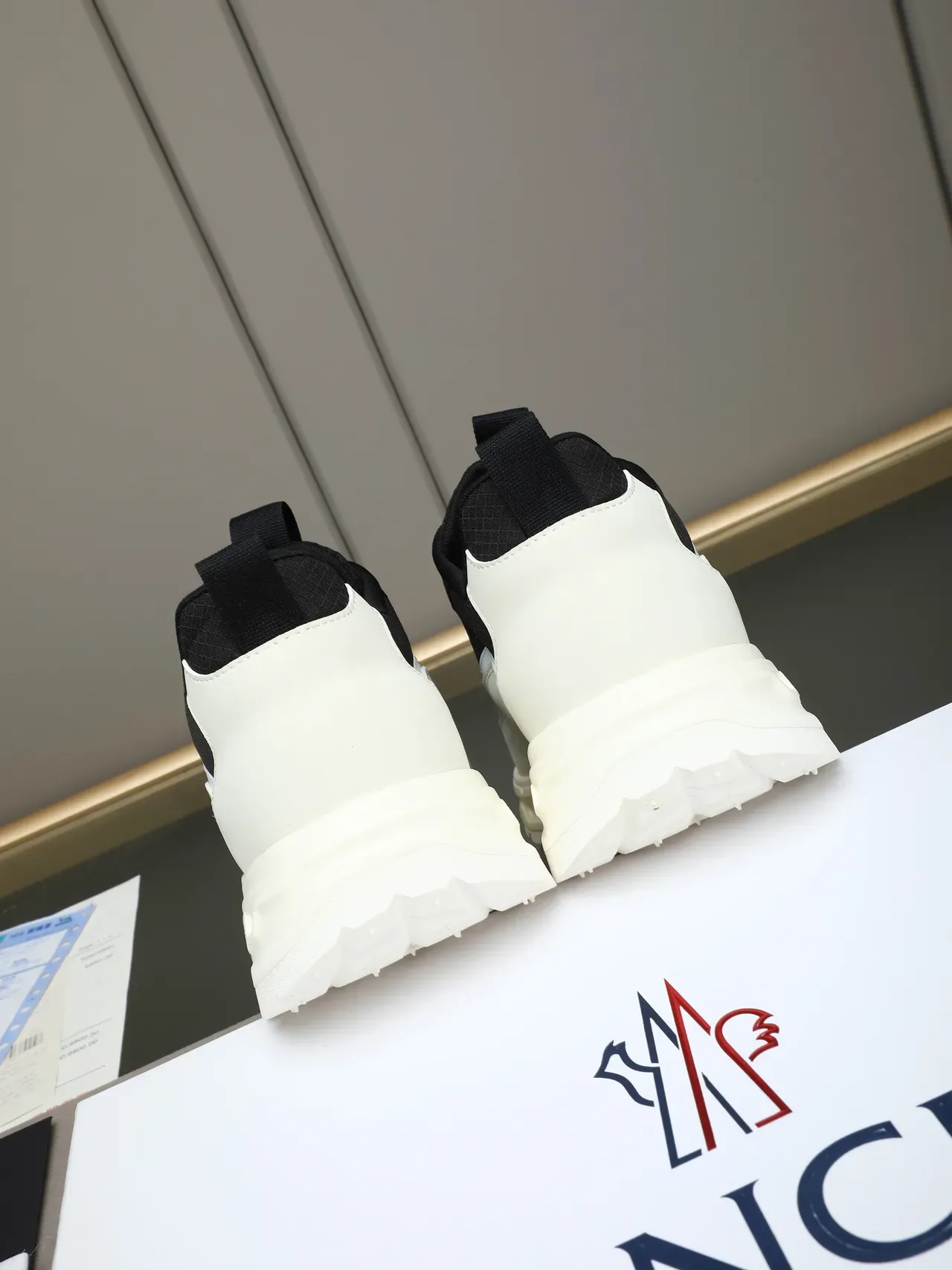Moncler Lifestyle Sneaker Noir et Blanc Semelle Épaisse 4