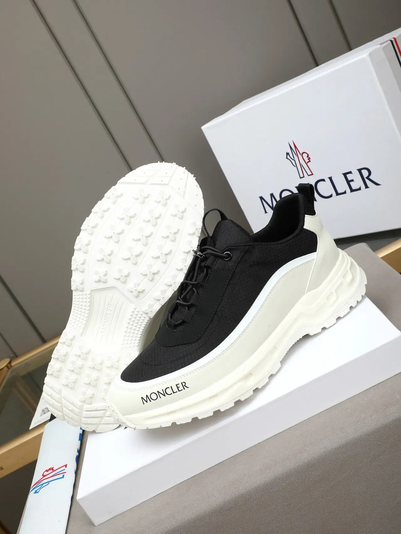Moncler Lifestyle Sneaker Noir et Blanc Semelle Épaisse 5