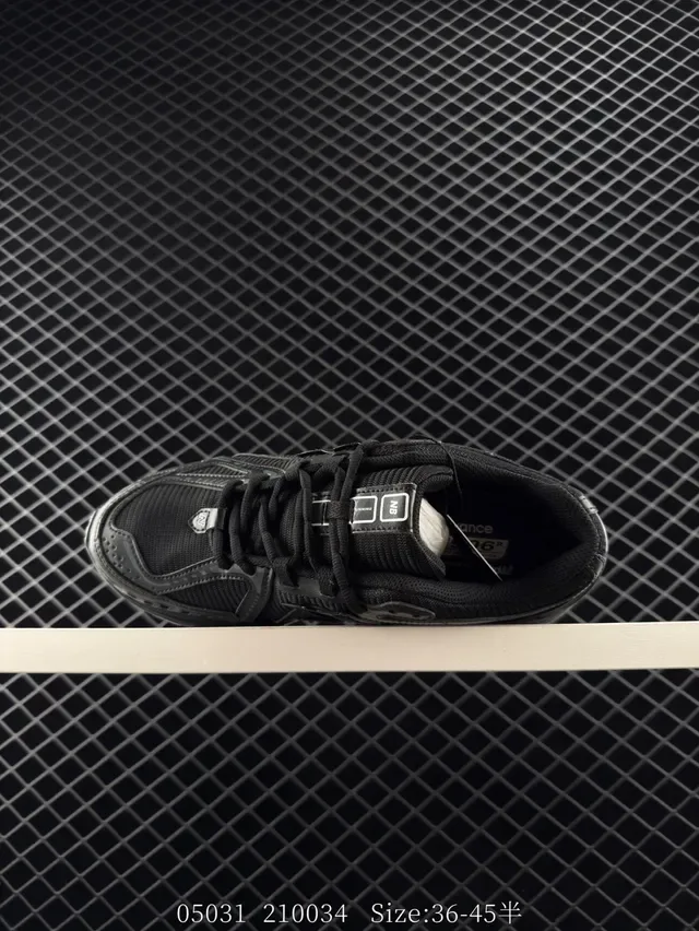 New Balance 1906R Noir Monochrome Chaussures Lifestyle 5