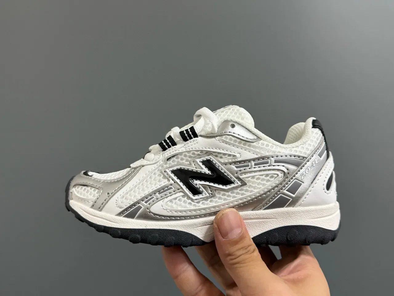 New Balance 204 米色和米白色生活方式运动鞋 12