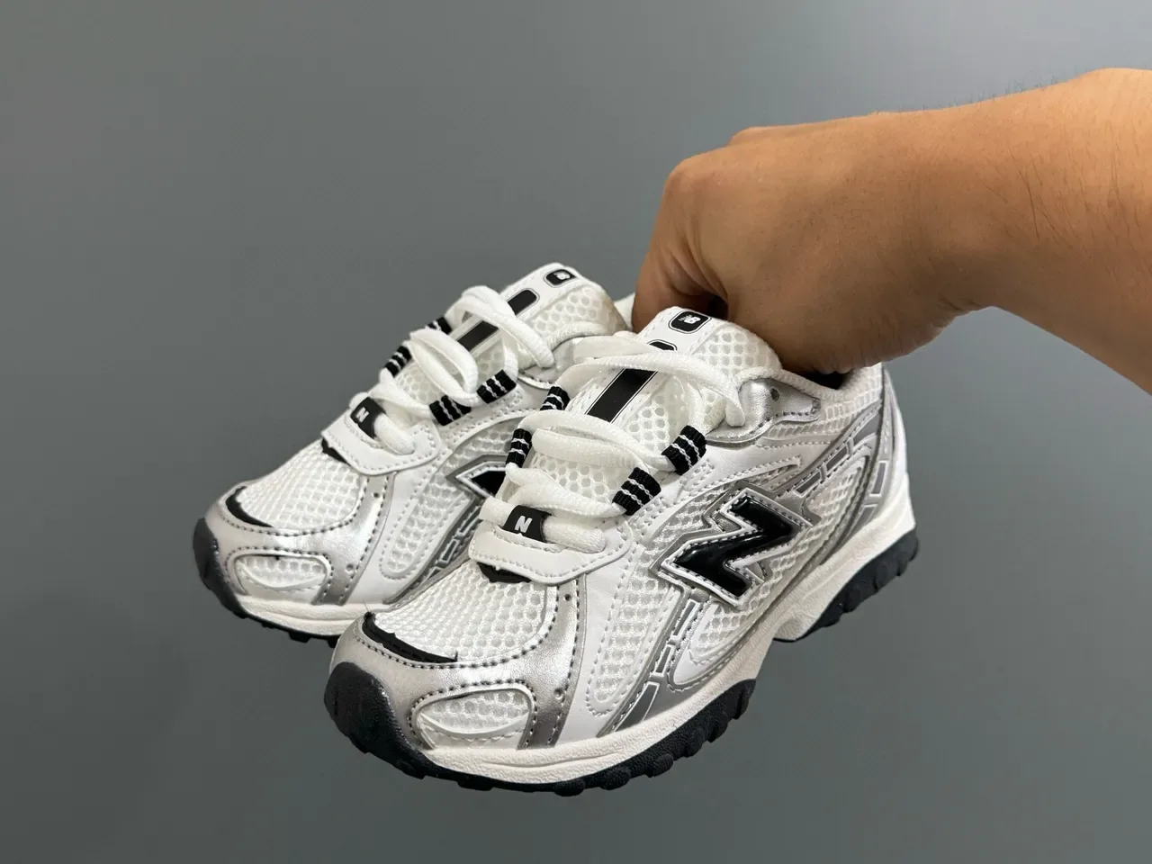 New Balance 204 米色和米白色生活方式运动鞋 13