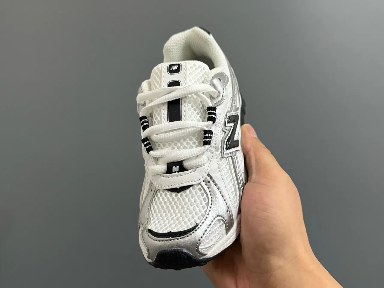 New Balance 204 米色和米白色生活方式运动鞋 14