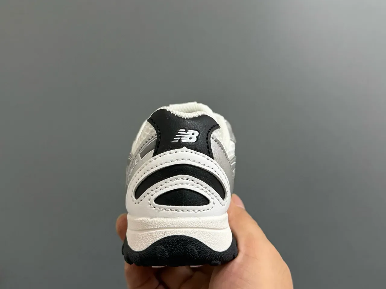 New Balance 204 米色和米白色生活方式运动鞋 17