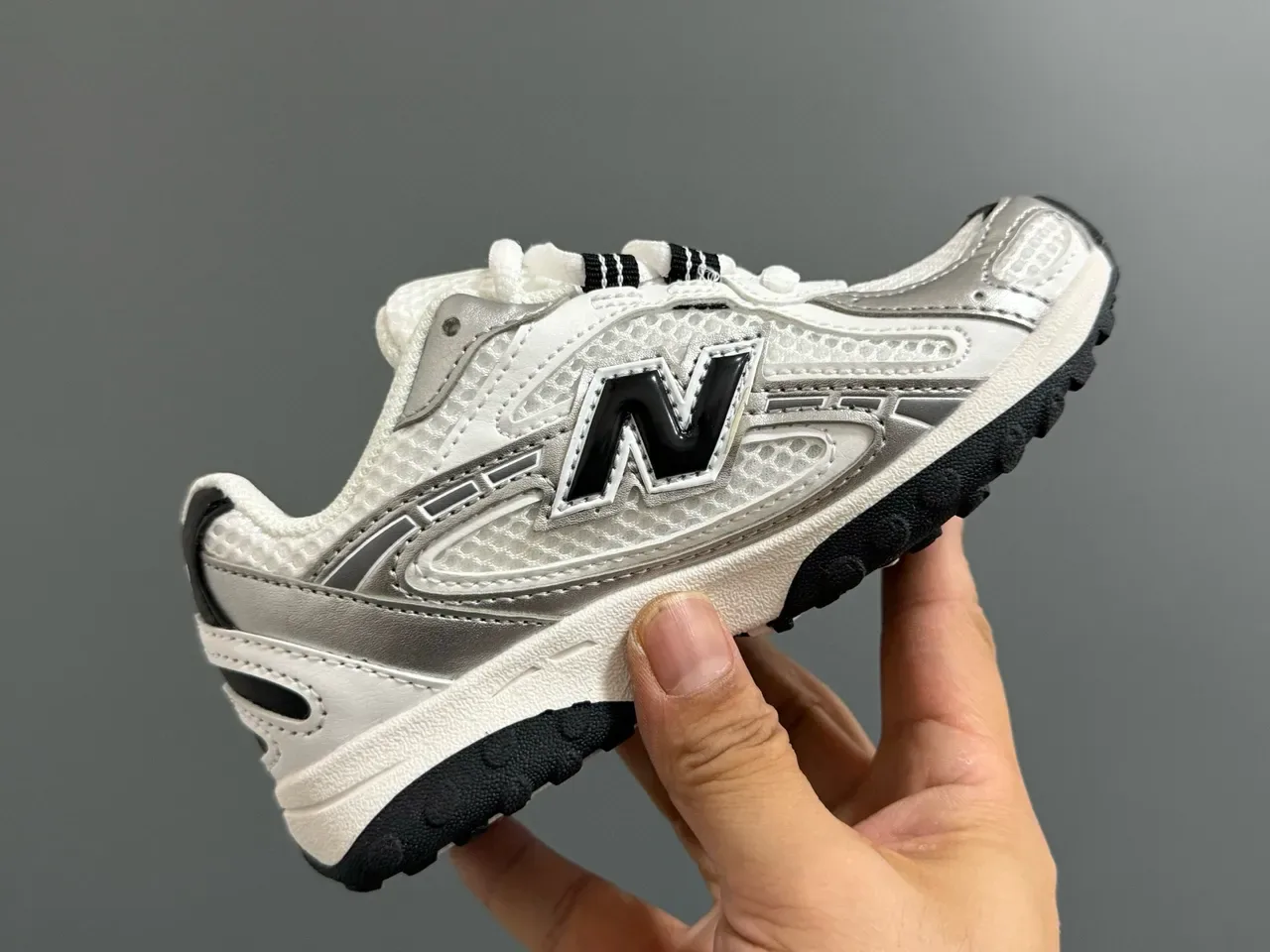 New Balance 204 米色和米白色生活方式运动鞋 18
