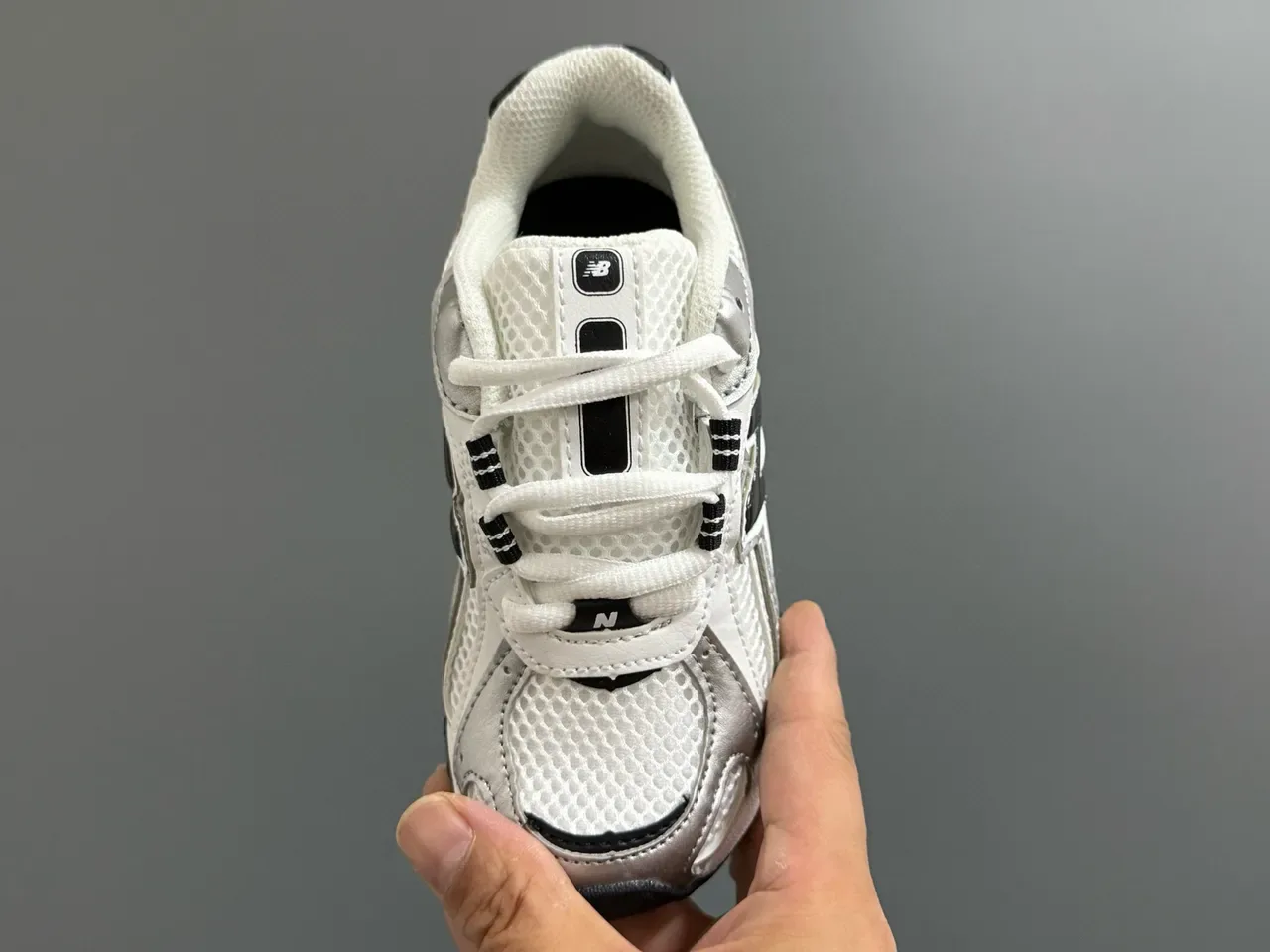 New Balance 204 米色和米白色生活方式运动鞋 19