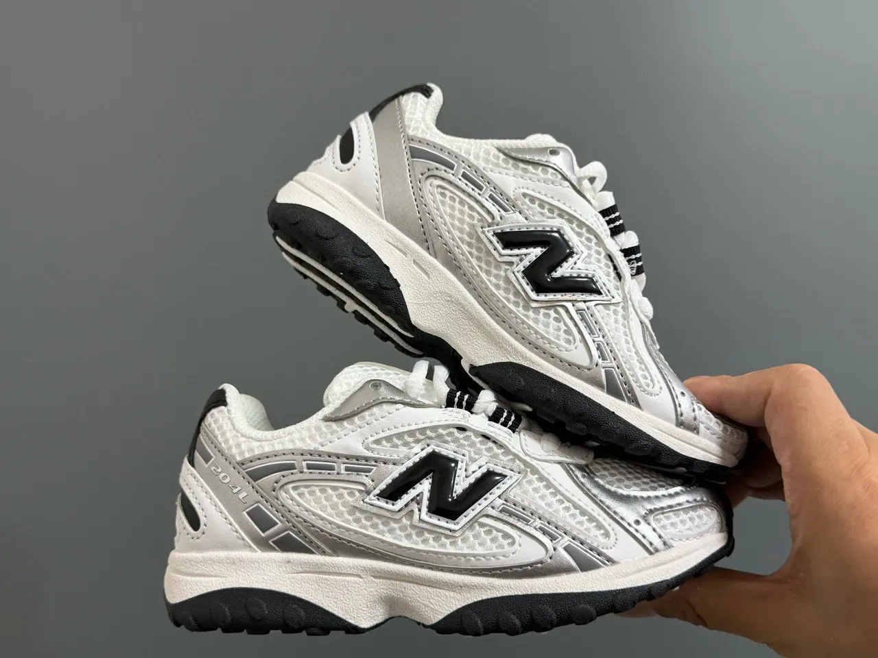 New Balance 204 米色和米白色生活方式运动鞋 20