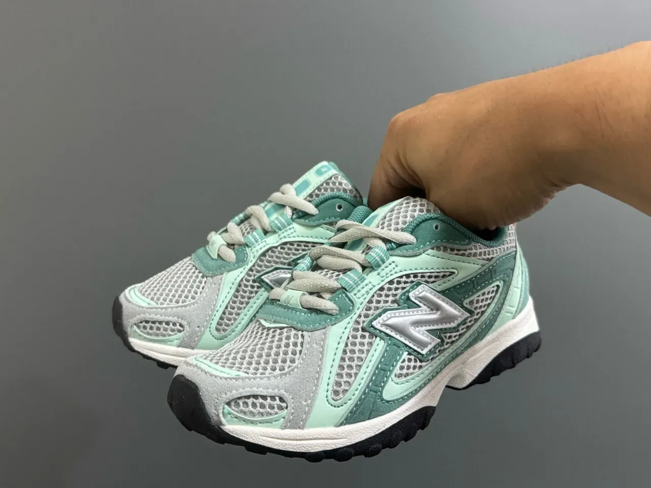 New Balance 204 米色和米白色生活方式运动鞋 21