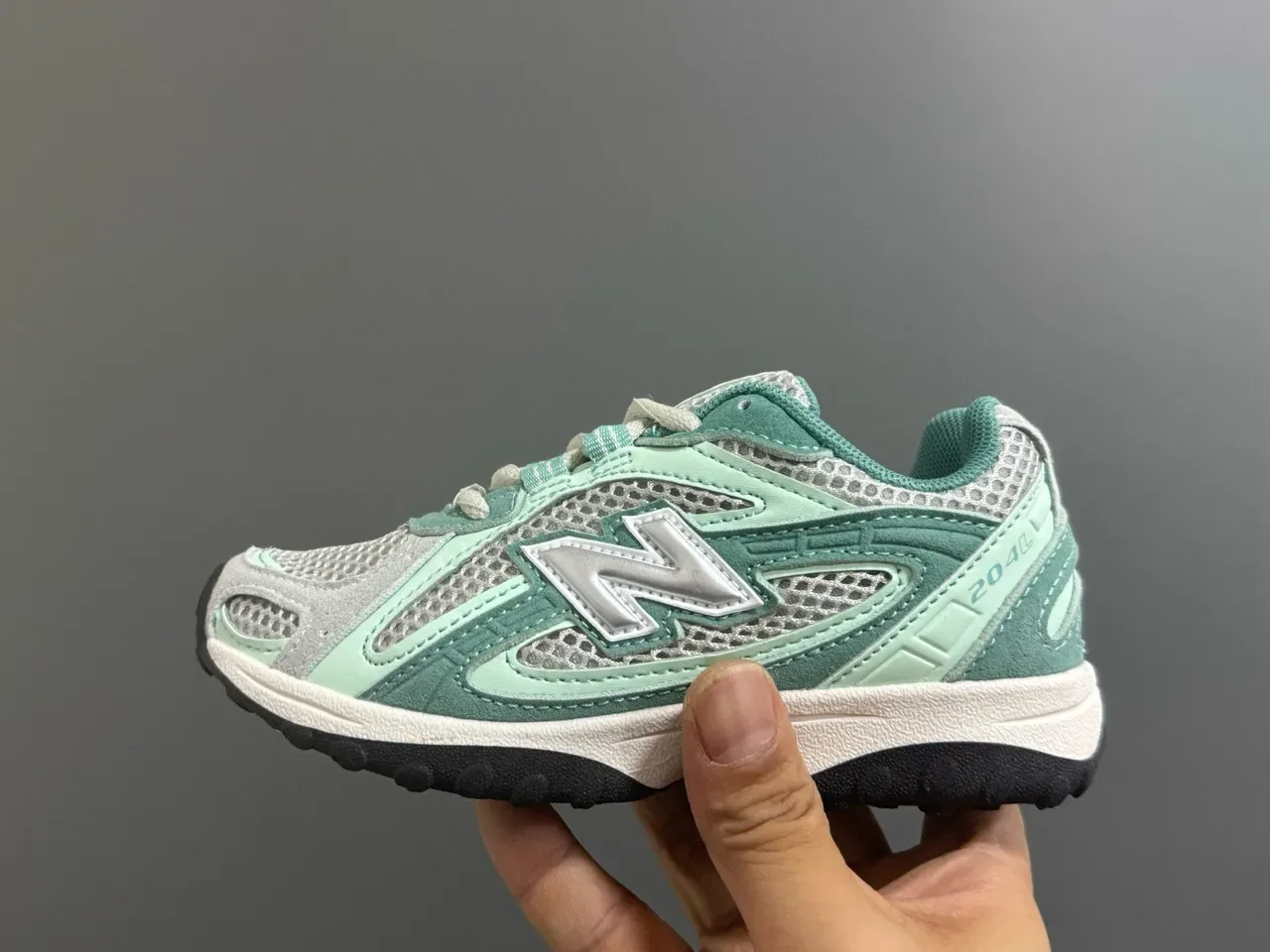 New Balance 204 米色和米白色生活方式运动鞋 23