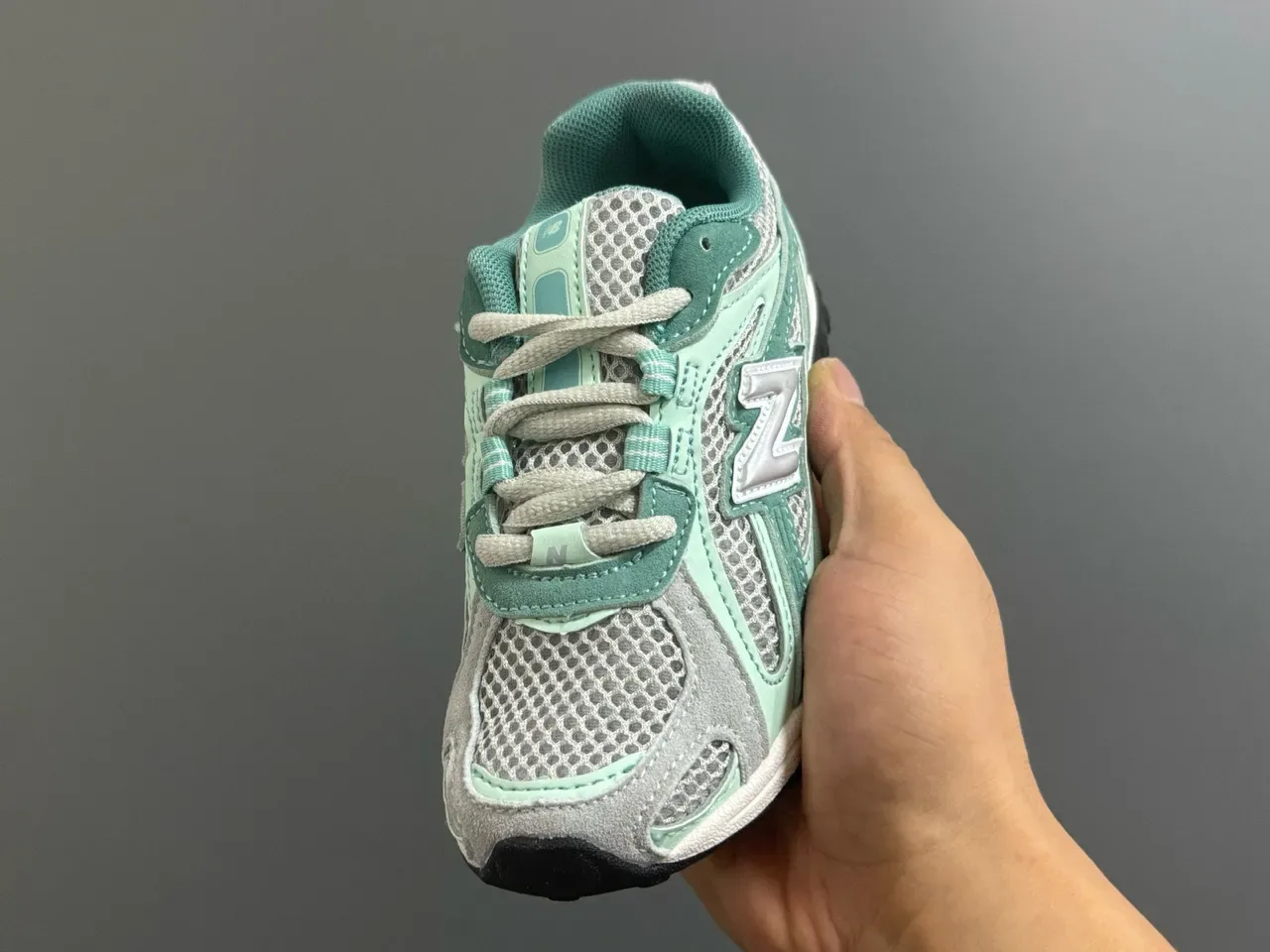 New Balance 204 米色和米白色生活方式运动鞋 24
