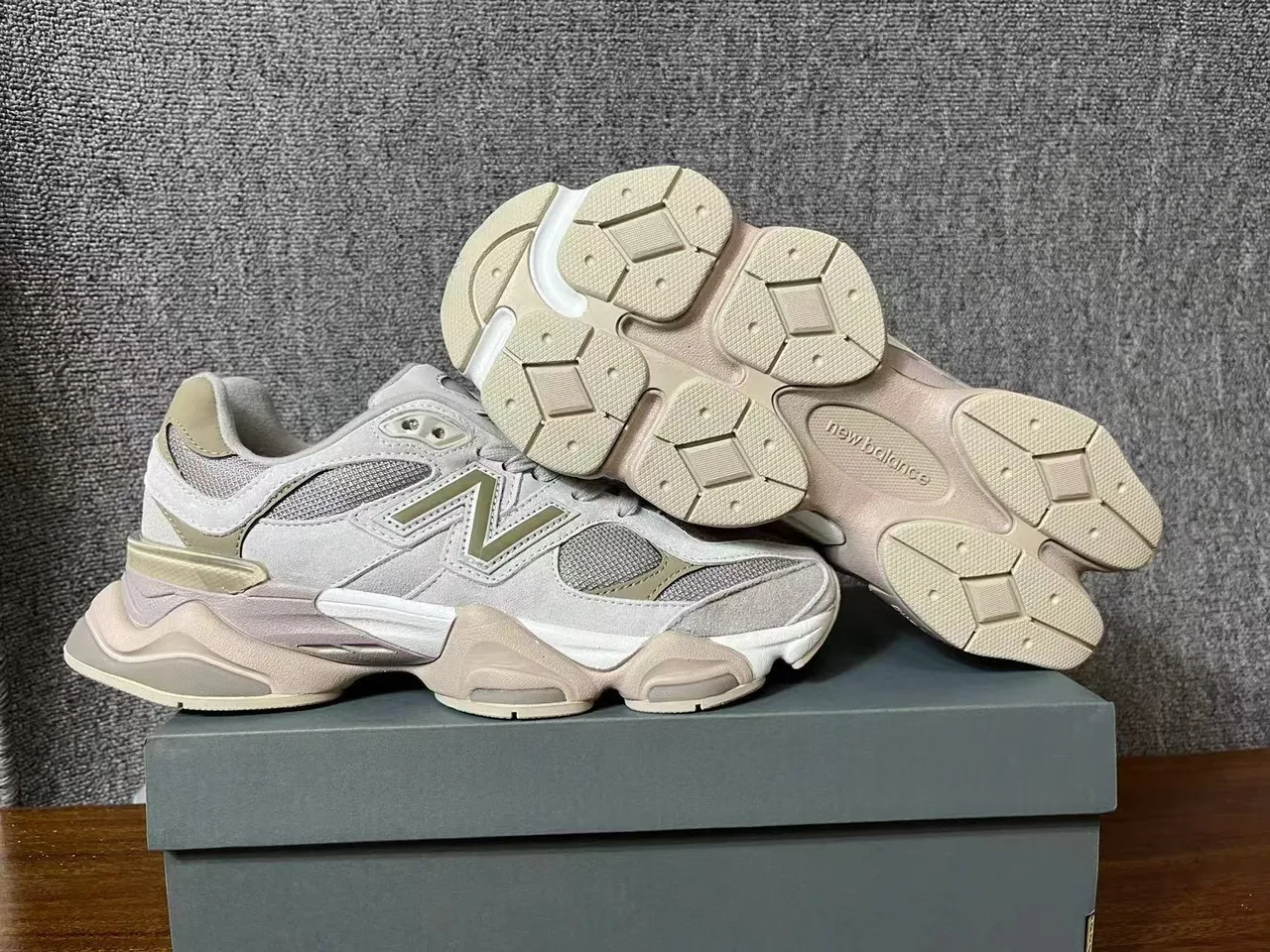 New Balance 9060 Beige Red silhouette semelle multicouche baskets chunky 2