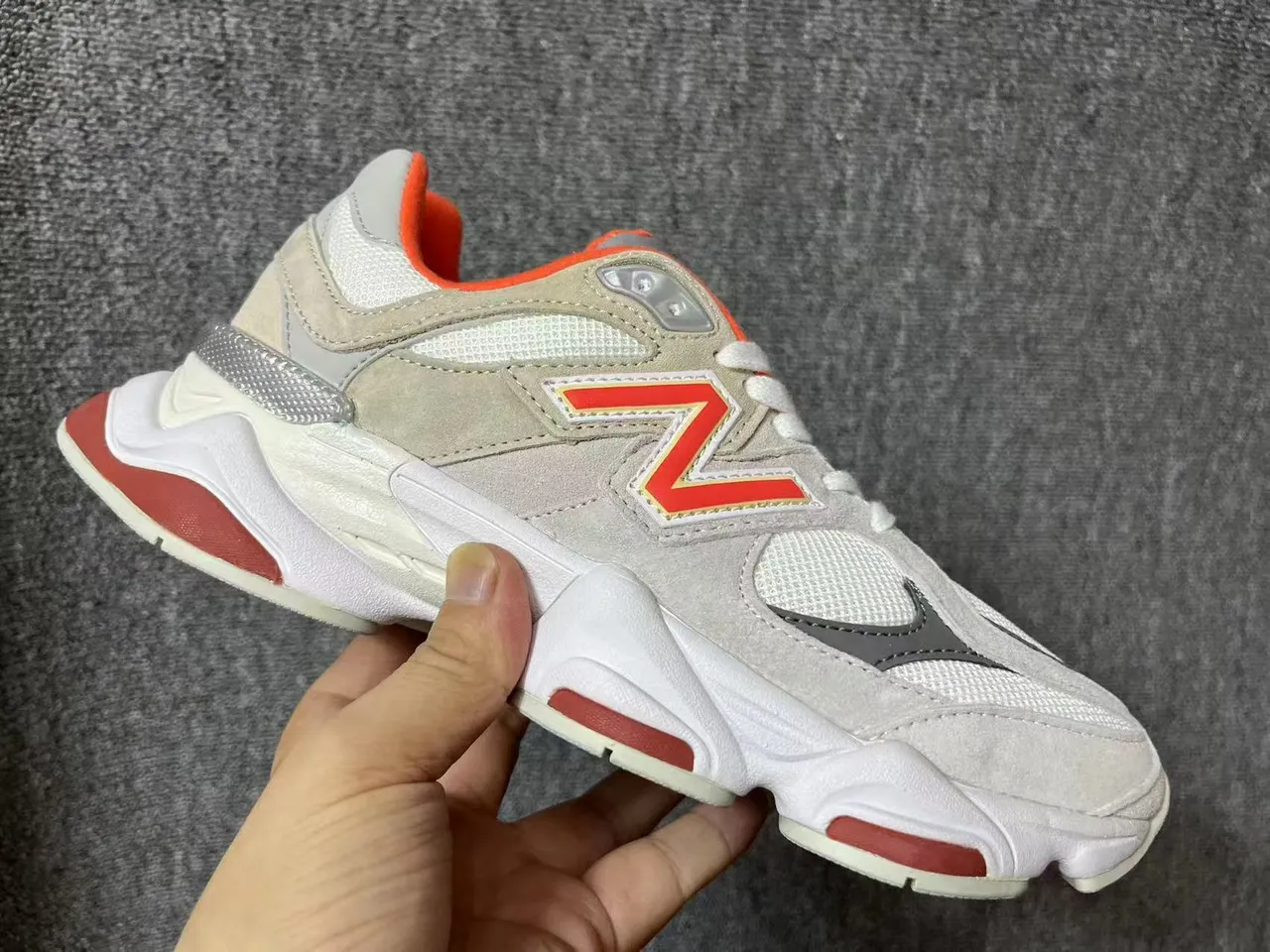 New Balance 9060 Beige Red silhouette semelle multicouche baskets chunky 3