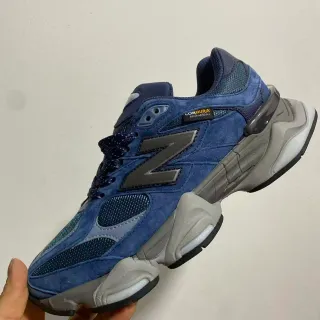 New Balance 9060 蓝色麂皮和网面厚底运动鞋