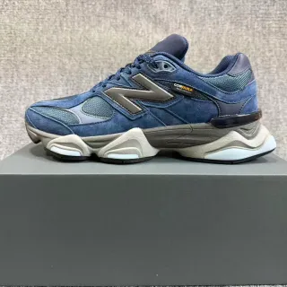 New Balance 9060 Tênis Chunky em Couro de Camurça e Malha Azul Marinho