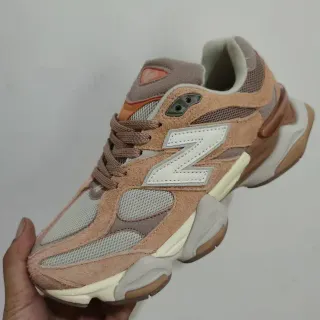 New Balance বেইজ ধূসর লেয়ার্ড সোল মিক্সড স্যুড এবং মেশ আপার চাঙ্ক স্নিকার