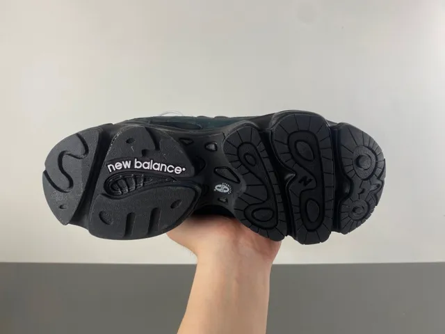 New Balance Black Sculpted Sole Suede And Mesh Upper Chunky Sneakers 9