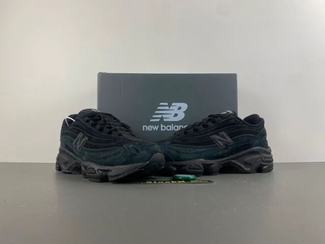 New Balance Black Sculpted Sole Suede And Mesh Upper Chunky Sneakers 13