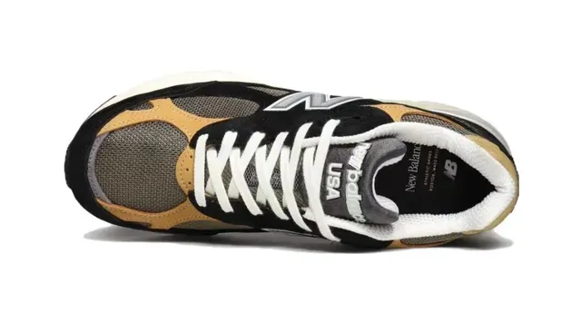 New Balance Tênis Lifestyle com upper de malha e couro preto e amarelo, sobreposições contrastantes de mostarda 2