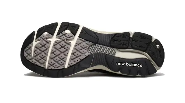New Balance Tênis Lifestyle com upper de malha e couro preto e amarelo, sobreposições contrastantes de mostarda 3