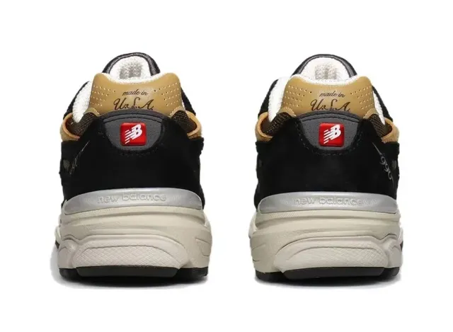 New Balance Tênis Lifestyle com upper de malha e couro preto e amarelo, sobreposições contrastantes de mostarda 4