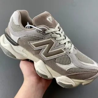 New Balance भूरा बेज मिडसोल मिश्रित सूड और मेश अपर चंकी स्नीकर