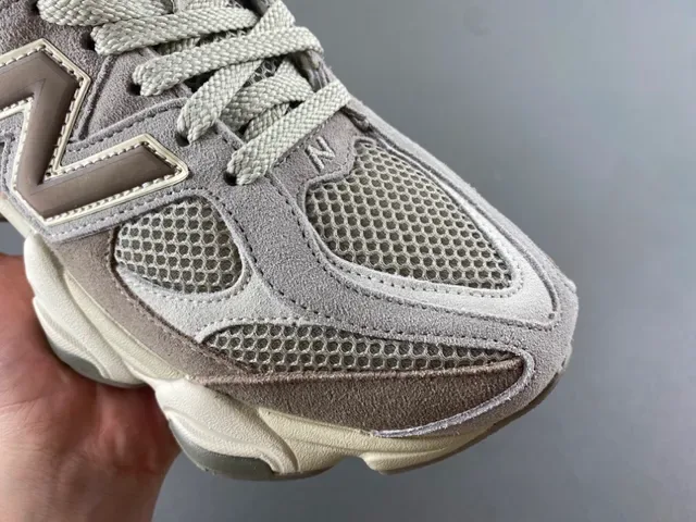 New Balance भूरा बेज मिडसोल मिश्रित सूड और मेश अपर चंकी स्नीकर 2