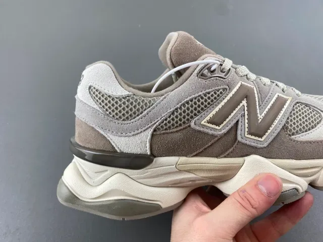 New Balance भूरा बेज मिडसोल मिश्रित सूड और मेश अपर चंकी स्नीकर 3