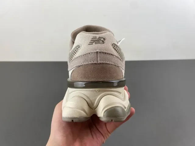 New Balance भूरा बेज मिडसोल मिश्रित सूड और मेश अपर चंकी स्नीकर 4