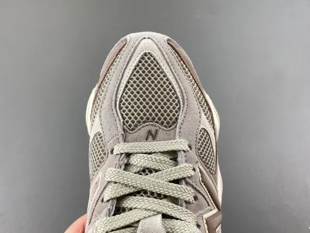 New Balance भूरा बेज मिडसोल मिश्रित सूड और मेश अपर चंकी स्नीकर 5